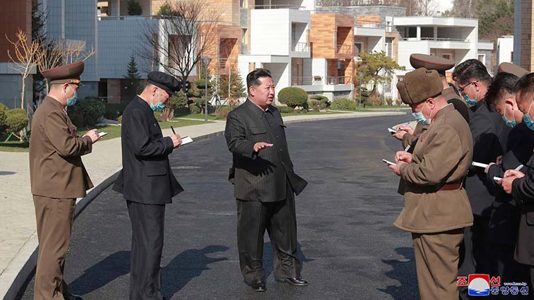 Βόρεια Κορέα: Η 110η επέτειος από τη γέννηση του «πατέρα ιδρυτή» της χώρας γιορτάστηκε χωρίς στρατιωτική παρέλαση